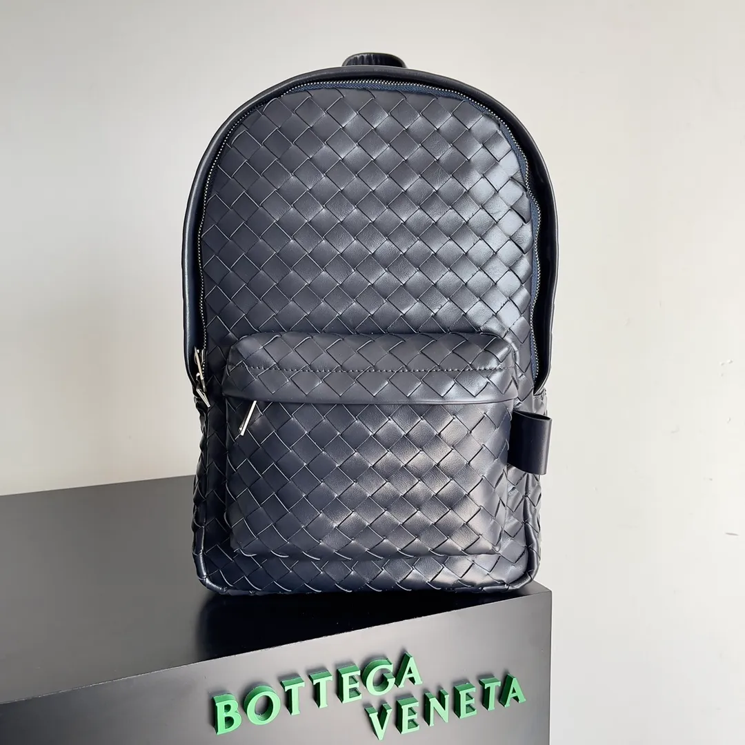 Batch 3100 BV’s new woven backpack is so delicious ~ BV has finally released a backpack that I have been looking forward to for a hundred times ~ Full of details Luxurious leather + ultimate details + invincible capacity, it’s really awesome ~ Unique weaving technology and soft and comfortable calfskin imported from Italy. The design of the wide shoulder straps makes the stress points on the shoulders more even. There is a laptop compartment inside with double zipper opening. Daily commuting is not a problem at all! Style number: 730728 Size: 28*15*41